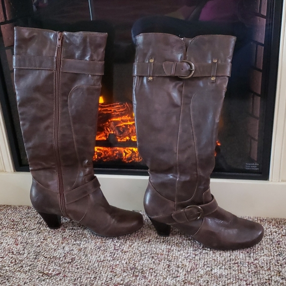 Boots - Picture 2 of 4